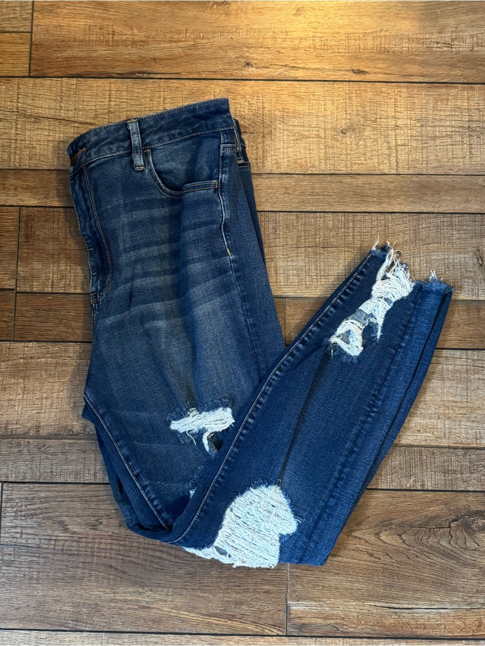 American Eagle Outfitters Dark Blue Distressed Skinny Jeans (size 18)